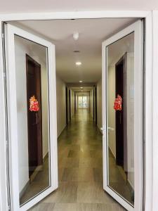 um corredor com dois grandes espelhos num edifício em Chhay Ing Guesthouse 
