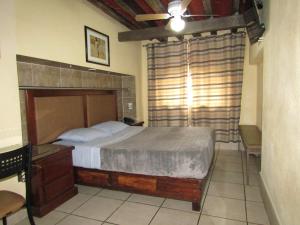 1 dormitorio con 1 cama grande en una habitación en Ruma San Luis Hotel Boutique, en San Luis Potosí
