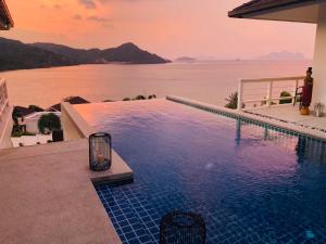 Bazén v ubytování D-Lux 5 bed sea view villa nebo v jeho okolí