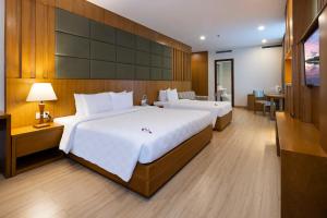 Postel nebo postele na pokoji v ubytování Eden Star Saigon Hotel