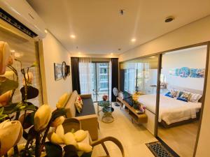 1 dormitorio con 1 cama y sala de estar en The Song Apartment Vung Tau Sea view, en Vung Tau