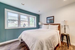 Un dormitorio con una cama grande y una ventana en TheWrightStays Art Haven at Fairlawn Gardens, en Washington