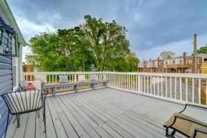 una terraza de madera con un banco y una silla. en TheWrightStays Art Haven at Fairlawn Gardens, en Washington