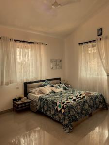 um quarto com uma cama grande e um edredão em The Source em Goa