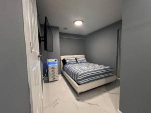 1 dormitorio con 1 cama y vestidor en Modern apartment near Wynwood! en Miami