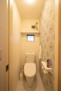 Elle comprend une petite salle de bains pourvue de toilettes et d'une fenêtre. dans l'établissement 錦・【金瑞軒】名古屋駅徒歩8分まるまる貸切, à Nagoya