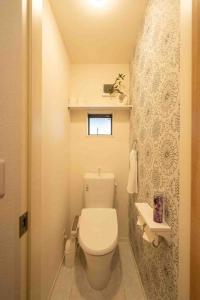 Elle comprend une petite salle de bains pourvue de toilettes et d'une fenêtre. dans l'établissement 錦・【金瑞軒】名古屋駅徒歩8分まるまる貸切, à Nagoya