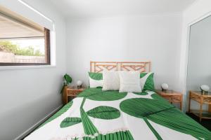 En eller flere senge i et værelse på "Julies"-Big fenced yard, nearby beach, Pet friendly