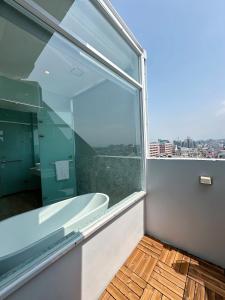 uma casa de banho com banheira e uma grande janela em Green Hotel - Chiayi em Chiayi