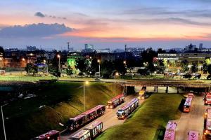 un grupo de autobuses estacionados en una calle por la noche en Executive Suites Minutes From the Airport, en Bogotá