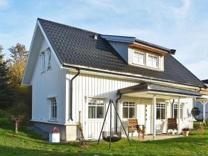 una casa blanca con techo de gambrel en 4 person holiday home in Oksvoll, en Oksvoll