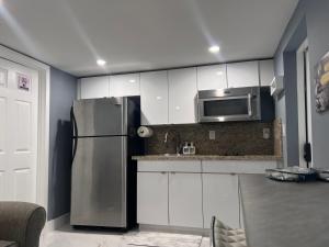 uma cozinha com um frigorífico e um micro-ondas em Modern apartment near Wynwood! em Miami