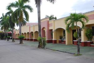 un edificio con palmeras junto a una calle en shillahotel and resort en Ángeles