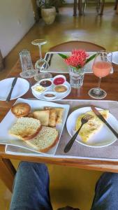 - une table avec un plateau de produits pour le petit-déjeuner dans l'établissement Kivulini Lodge, à Utende