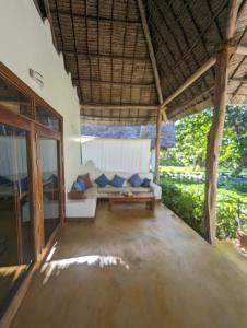 sala de estar con sofá y mesa en Kivulini Lodge, en Utende