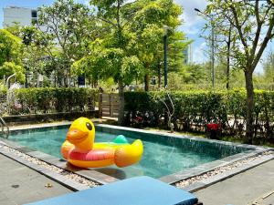 un pato amarillo de goma en una piscina en West Phu Quoc 3BR beach villa private swimming pool en Phu Quoc