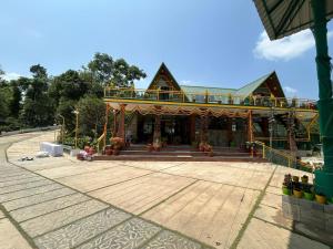 um templo num parque com um edifício em Suvarna Eco Village em Madikeri