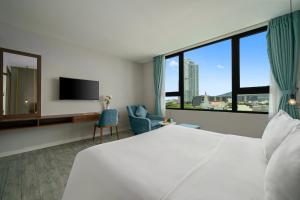 TV a/nebo společenská místnost v ubytování Lupin Boutique Hotel Danang