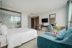 TV a/nebo společenská místnost v ubytování Lupin Boutique Hotel Danang