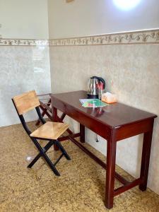 桔井的住宿－Le Tonle，一张带茶壶和椅子的木桌