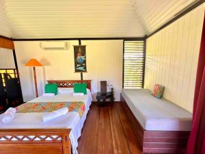 Letto o letti in una camera di Fare Mahana - plage priveé avec vue sur Tahiti