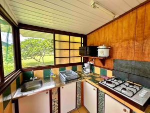 Kjøkken eller kjøkkenkrok på Fare Mahana - plage priveé avec vue sur Tahiti
