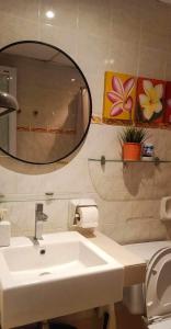 een badkamer met een wastafel en een spiegel bij Budget Single Bedroom at Suria Kipark Damansara in Kuala Lumpur