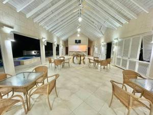 una grande sala con tavoli e sedie e una cucina di 122 Vuemont Resorts a Saint Peter