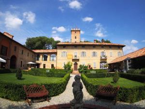 a building with a statue in the middle of a garden at Relais Castello di Razzano in Alfiano Natta