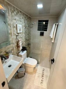 uma casa de banho com um WC, um lavatório e um chuveiro em Best Place Cayenas 7 em La Grúa