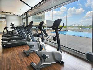 un gimnasio con cintas de correr y elípticas en un edificio en FOX Hotel Glenmarie Shah Alam by The Ascott en Shah Alam