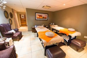 - une salle d'attente avec un bouquet de tables et de chaises dans l'établissement Shishangeni by BON Hotels, Kruger National Park, à Komatipoort