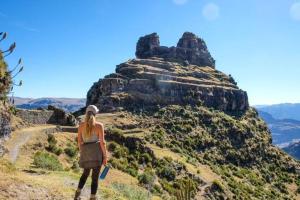 Hostal Inca في San Pedro: امرأة تقف على قمة جبل