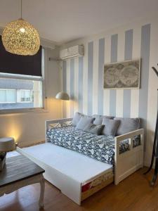 1 dormitorio con 1 cama en una habitación en Home Sweet a mts Plaza Independencia, en Montevideo