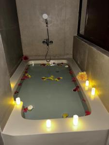 bañera con velas y bañera con luces en KASHI ANANDAM SPIRITUAL & WELLNESS VEDIC VILLAGE LLP en Kakarmatha