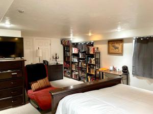 1 dormitorio con 1 cama y estantería con libros en Mountain View, en Salt Lake City