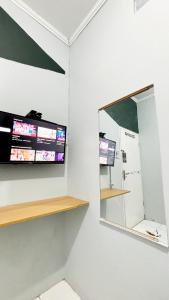 Televízia a/alebo spoločenská miestnosť v ubytovaní NgeKost harian