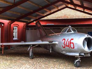 ein kleines silbernes Flugzeug, das in einem Hangar parkt in der Unterkunft 2 person holiday home in Nex in Neksø