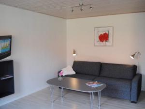 4 person holiday home in Allinge في إلينغه: غرفة معيشة مع أريكة وطاولة