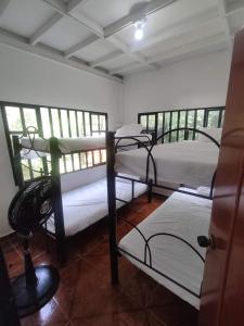 een kamer met 2 stapelbedden en een tafel bij Quinta Prado Mar in Prado
