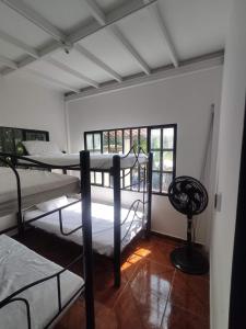 een kamer met 2 stapelbedden en een raam bij Quinta Prado Mar in Prado