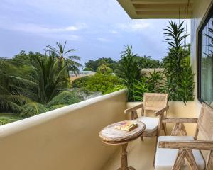 - Balcón con 2 sillas y mesa en Isla Retreat, en Fehendhoo