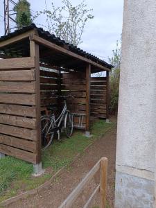 un cobertizo de madera con una bicicleta estacionada en él en Le petit Loir, gîte sur la Loire à vélo 