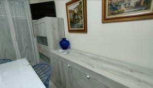 a white counter with a blue vase on top of it at CASA GILIANA al mare in Fiumaretta di Ameglia