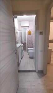 ein Bad mit einem WC, einem Waschbecken und einer Tür in der Unterkunft CASA GILIANA al mare in Fiumaretta di Ameglia