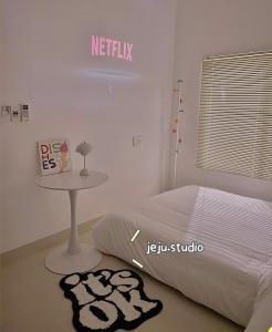 Ein Bett oder Betten in einem Zimmer der Unterkunft Jeju Homestay
