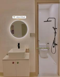 Ein Badezimmer in der Unterkunft Jeju Homestay