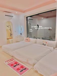 2 Betten mit Hello-Kitty-Kissen in einem Zimmer in der Unterkunft Jeju Homestay in Hue