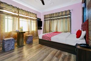 Una cama o camas en una habitación de OYO Lilly Resort