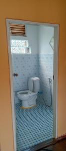 a bathroom with a toilet in a room at Bon Tai Oasis Bungalows in Muang Không